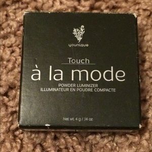 NIB Touch a la mode Powder Luminizer in “Lustrous”
